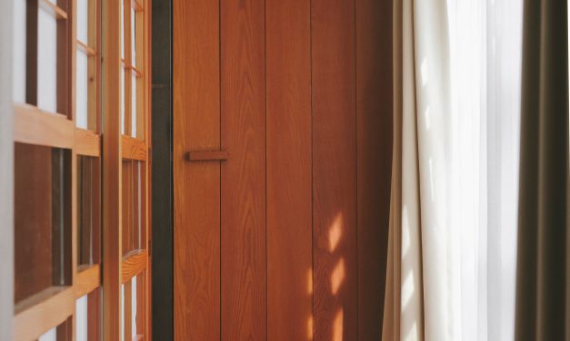 Comment isoler une porte en bois ?