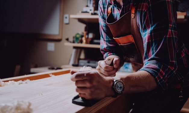 Comment poncer une table en bois ?